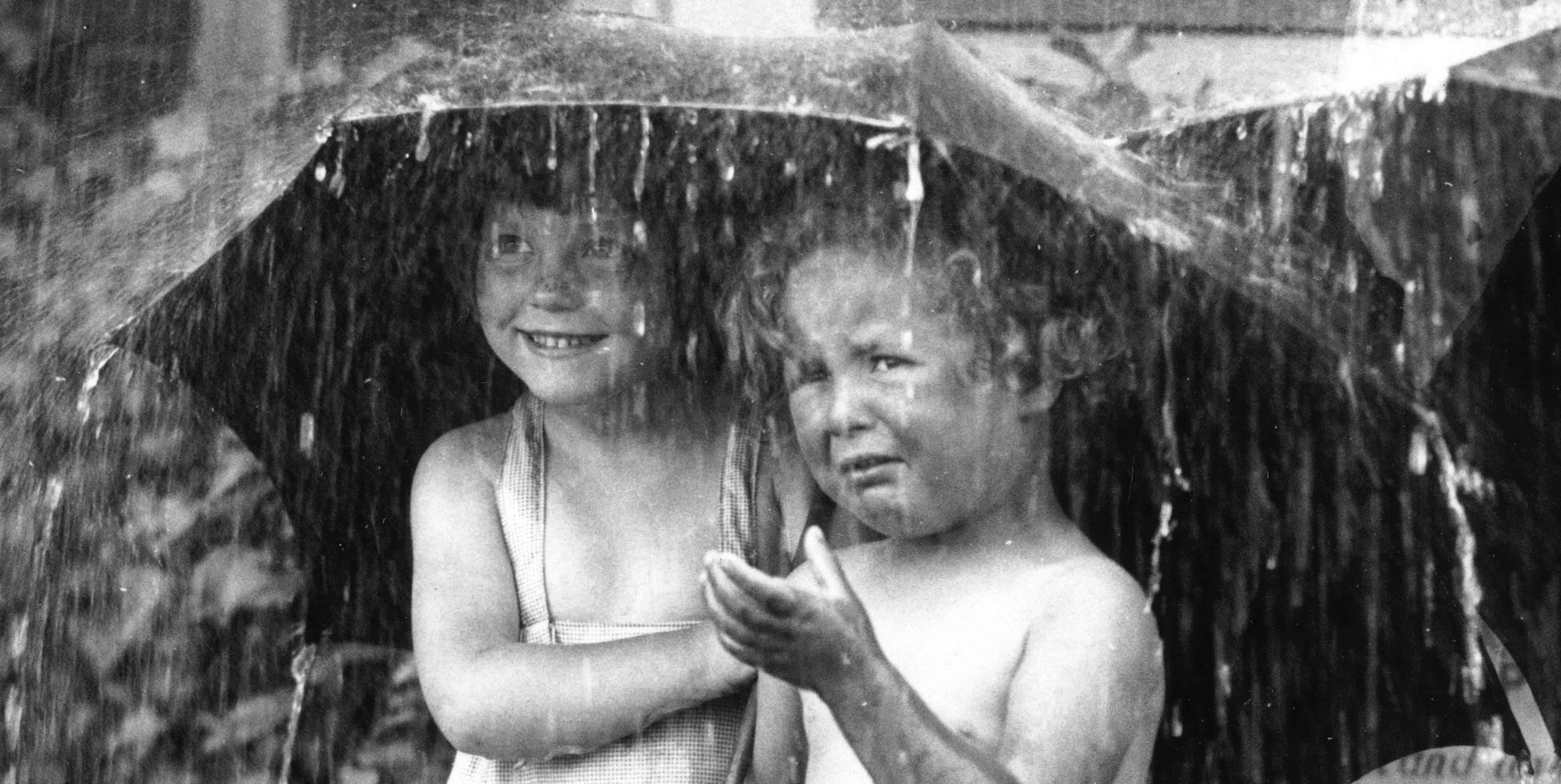 Старые видят далеко. Два ребенка под дождем. Двое детей под дождем. Два взгляда на жизнь девочки под дождем. Два взгляда на мир девочки под зонтом.
